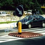 Photo: Gestapelte Verkehrsinsel SDO-1080
